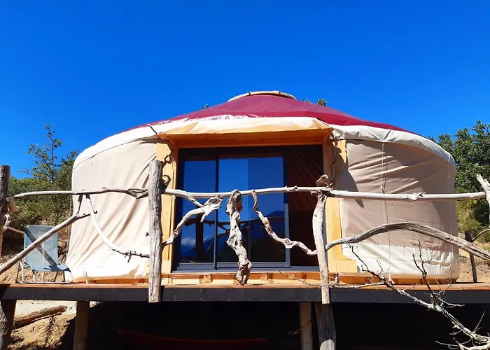 Yourte Contemporaine Avec Magnifique Vue Sur Les Montagnes